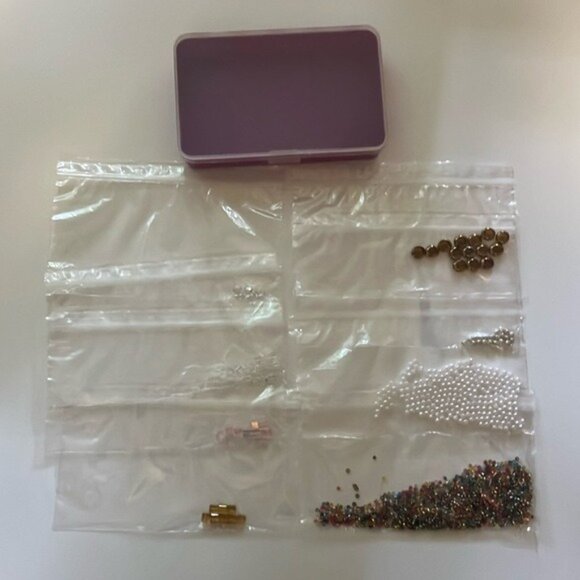 💜 Purple Storage Box with Assorted Beads - Picture 1 of 12